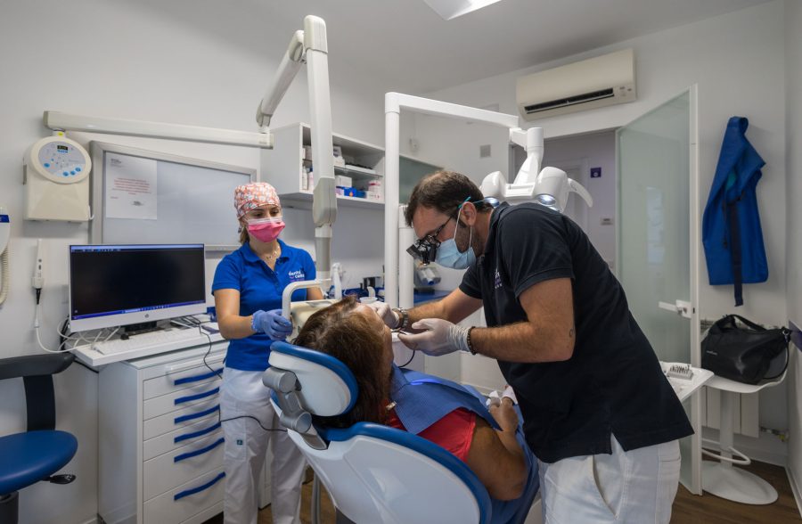 Specialisti del Dental Center San Giovanni del Dr. Miceli durante un trattamento odontoiatrico.